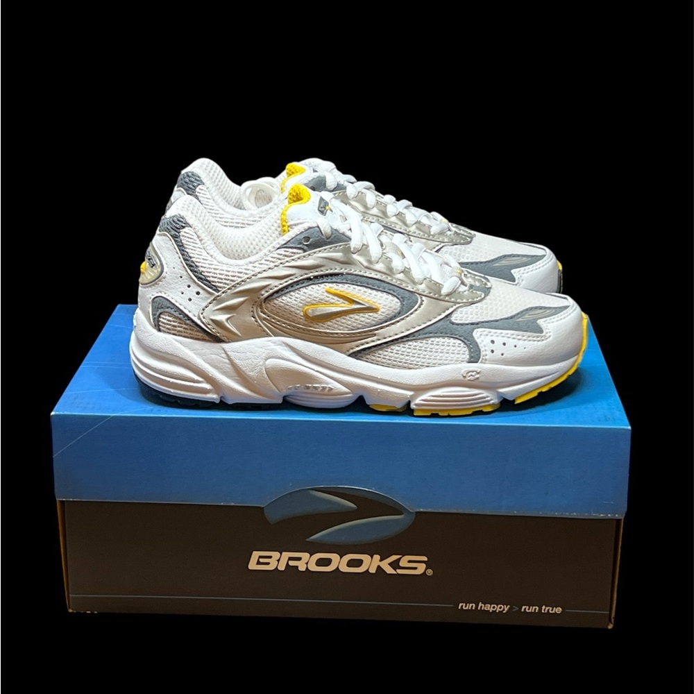 Size 5 - BROOKS DYAD 3 MEDIUM Womens Shoes WHT/PVMNT 42159 171